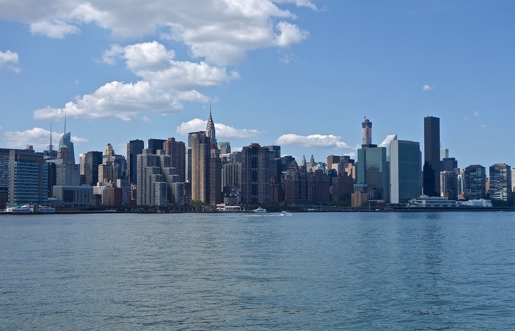 Стре города. Нью Йорк с воды. Панорама Нью Йорка с залива. Манхэттен вид с воды. Нью-Йорк Сити вид с воды.